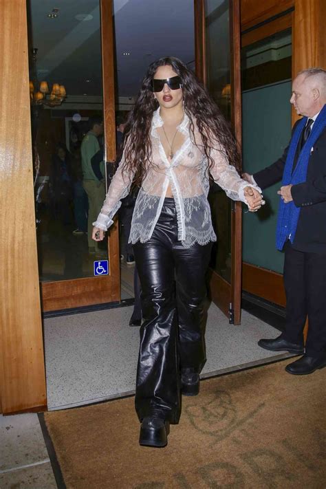 Rosalía se suma a la moda de mostrar el pezón