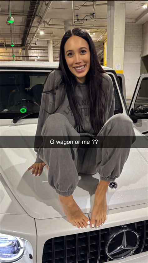 Scarlet Vas's feet