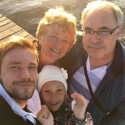 Мама актера Александра Петрова попросила молиться за мужа
