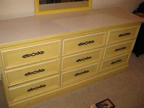 15 Vintage Furniture Finds You Should Never Pass Up at Thrift Stores