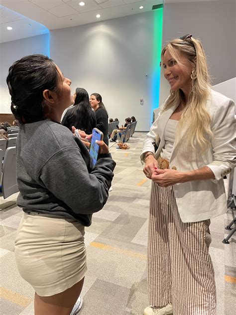 cheerleader mireya mayor lips 3