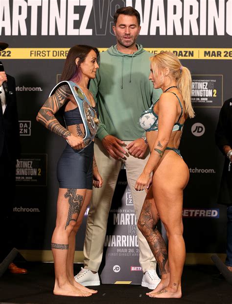 Ebanie Bridges' sexiest weigh-in: On the scales in her underwear - Foto