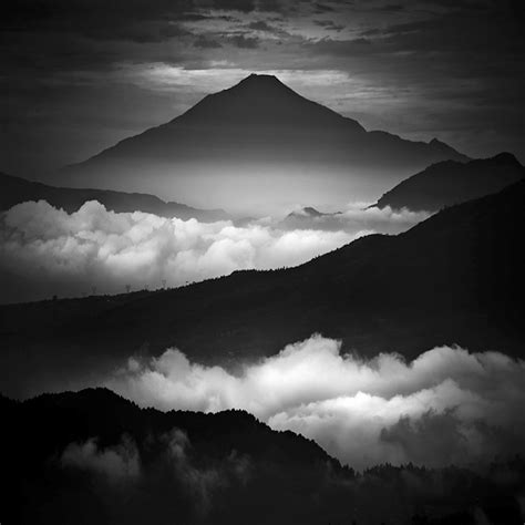 La splendida fotografia bianco e nero di Hengki Koentjoro