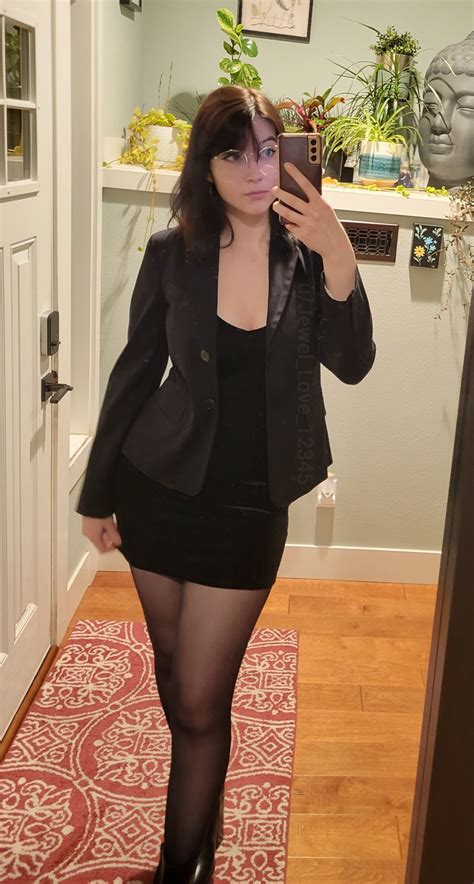 Are girls in blazers hot? 👀 : r/AmIhotAF