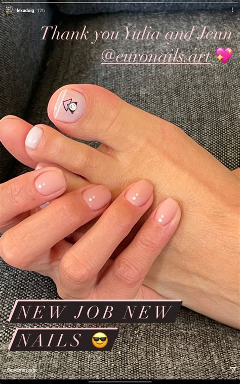 Lexa Doig's feet