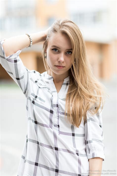 Photo of Sasha - a 19-year-old natural blonde girl photographed in July
