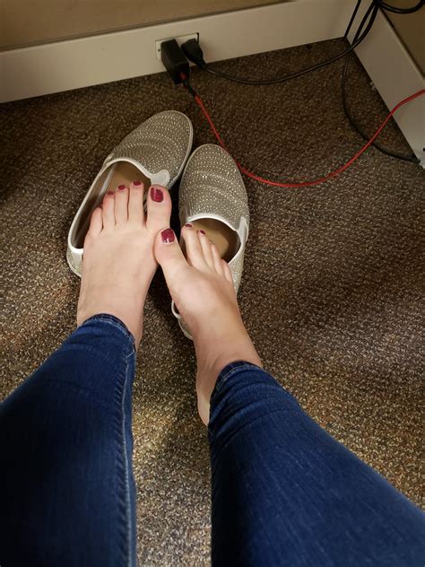 Footsie Friday! Who wants more??? : r/FeetToesAndSocks