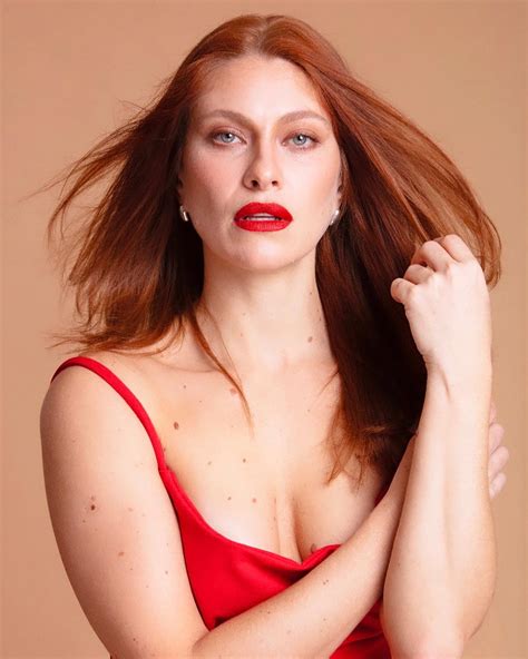 Lana Rhodes | Vermelho é o novo branco. ️‍🔥 Foto: @edurodriguesofficial