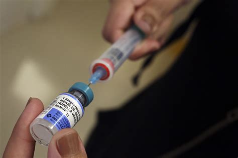 Какие прививки делают детям до 2 лет: таблица в России 2020