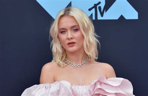 Zara Larsson surrounds herself with women in - One News Page VIDEO