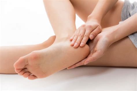 Top 10 Natural Ways to Heal Cracked Feet - Wonderslist