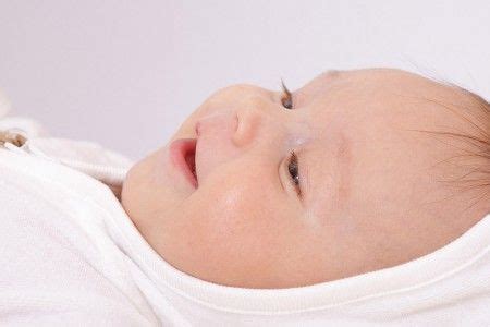 Когда ребенок начинает смеяться