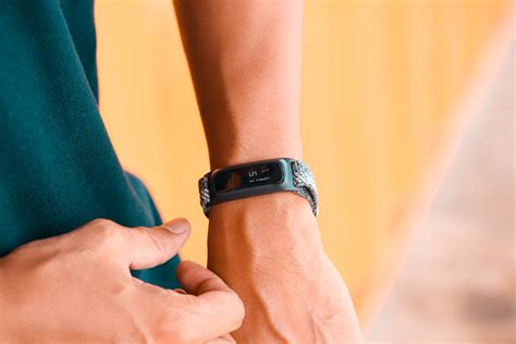 (Review) HUAWEI BAND 4E - A Very light & trendy Sports Fitness mate ...