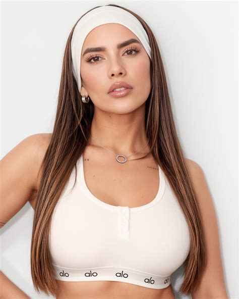 Dania Mendez | Bonito viernes 💜 | Instagram