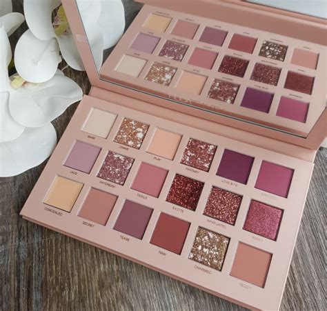 Палетка теней Huda Beauty Nude (худа бьюти нюд) с консилером, цена 260 ...