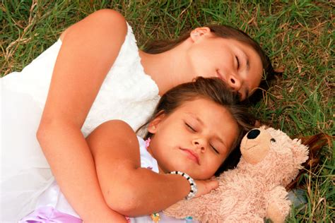 Fotos gratis : persona, blanco, amor, niño, abrazo, dormir, vestir