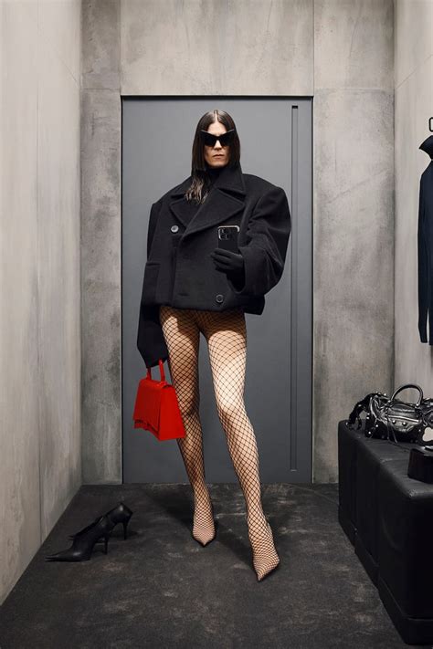 Balenciaga Fall 2023 lăng xê tông màu đen, kiểu dáng phóng khoáng