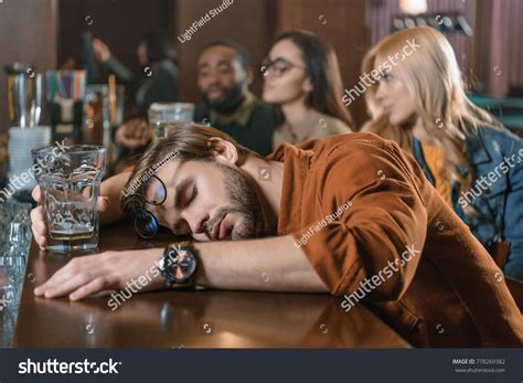 116件の「Drunk woman sleeping bar counter」の画像、写真素材、ベクター画像 | Shutterstock