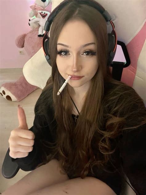 dasha228play | Костюмы знаменитостей, Курящая девушка, Белокурые девочки