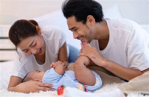 Более 220 работ на тему «Dad Kissing Baby Feet»: стоковые фото ...