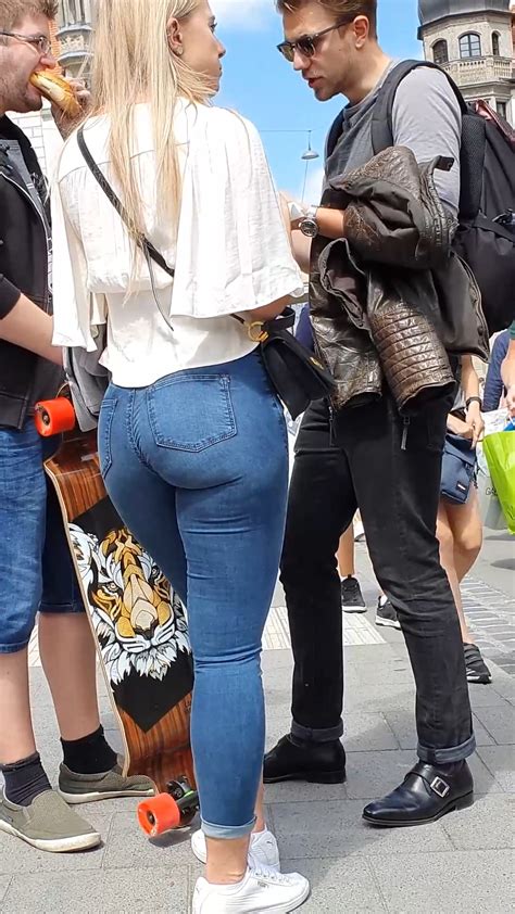 Hermosa mujer con cola redonda en pantalones apretados | Mujeres bellas