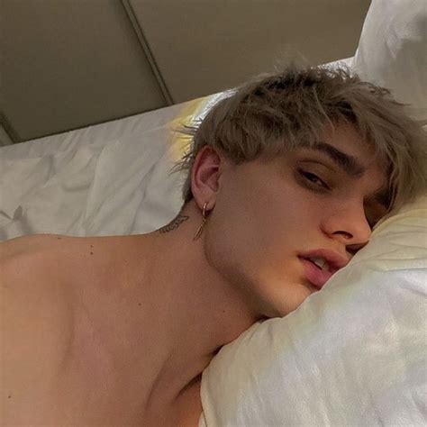 МИША ВАЙС on Instagram: “🕊” | Постеры групп, Знаки, Сани