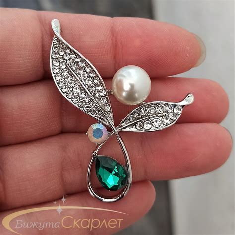 Стилна брошка цвете с красива бяла перла, хамелеон, зелен кристал и ...
