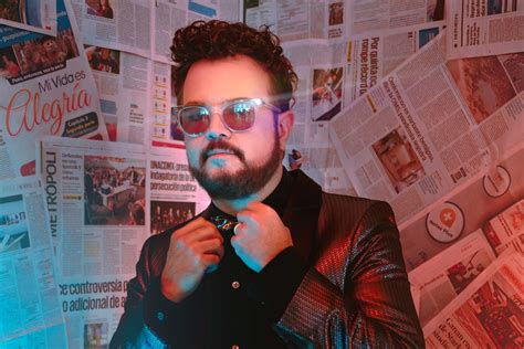 Aleks Syntek celebra su extensa carrera mientras se libera de las