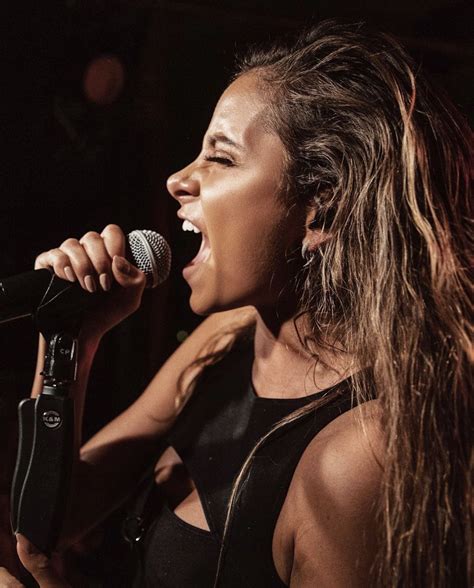 Pin de J A V I ® en Cami Gallardo | Camila gallardo, Peinados, Cantantes