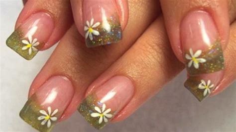 U as En Gel Decoradas Con Flores U as de gel de color negro y plateado ...