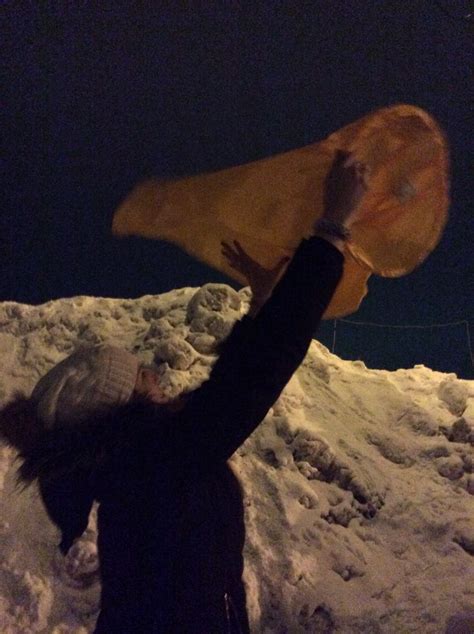 Когда пытаешься запустить зимой "небесный фонарик"