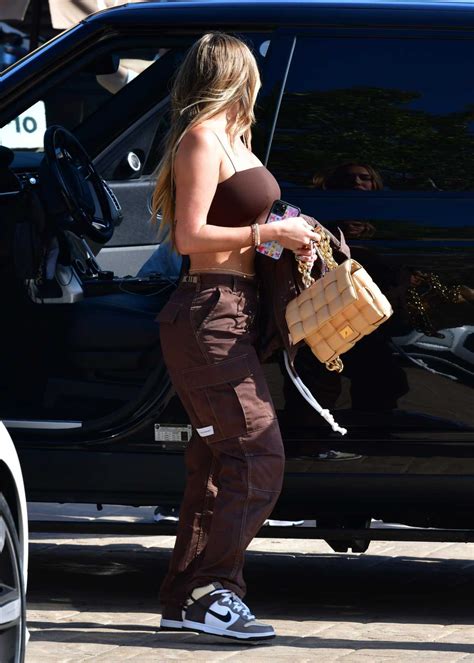 Anastasia Karanikolaou in a Brown Outfit Has a Meal with Friends at