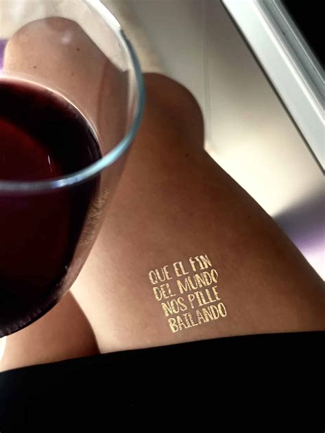 Tatuaje "Que el fin del mundo nos pille bailando" | Uvimark