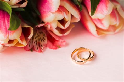 photo engagment rings  flowers
