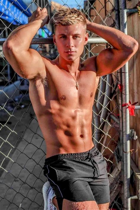 Image posted on Mar 13, 2023 – @hotdadsandsupertwinks on Tumblr