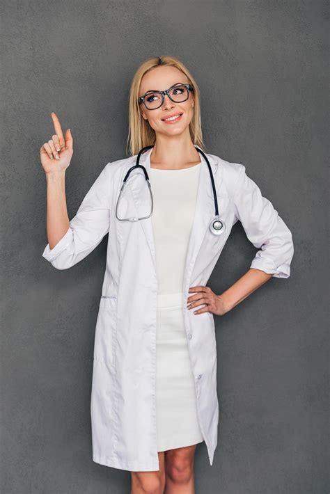 recomendación de su médico. hermosa joven doctora señalando el espacio