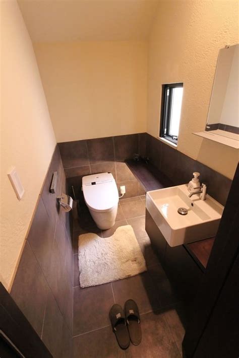 おしゃれなトイレ画像35選！壁紙・タイルの選び方やバリアフリー | バスルームのリフォームアイデア, ミニマルなバスルームのインテリア ...