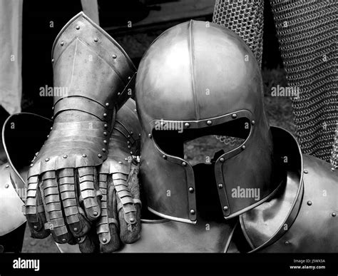 Black knight armour hi-res stock photography and images - Alamy