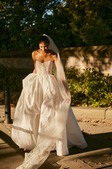 Bridal Fall 2023 Trends: Ball Gowns, Minimalism and Bows [PHOTOS]