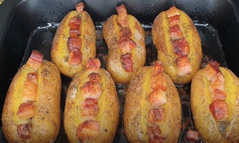 Картошка с сыром и беконом в центре: запекаем целиком