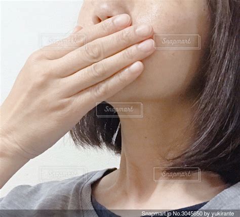口元をふさぐ女性の写真・画像素材[3045650]-Snapmart（スナップマート）