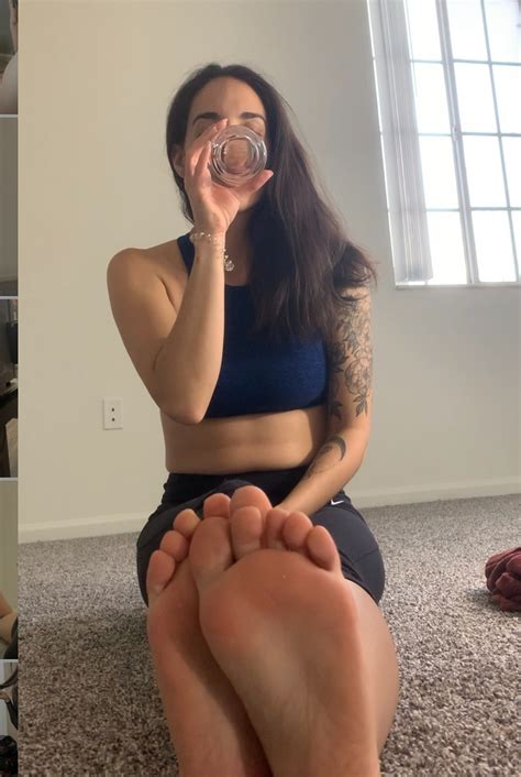 Courtney Lapresi's feet