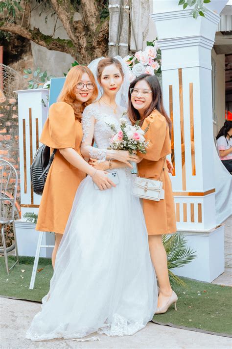 A Bride and Her Bridesmaids · Free Stock Photo