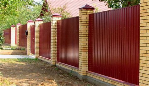 Забор из профнастила бордовый | Fence gate design, Backyard fences ...