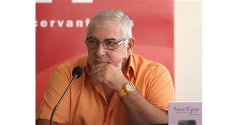 Хорхе Букай зарибява сина си с български кебапчета