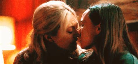 lesbian kiss umbrella academy gif gifdbcom