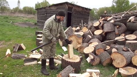 Виталий колет дрова в Потеряевке. - YouTube