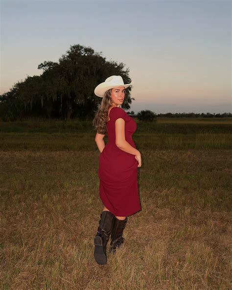 Jasmin Glover 🤎 | Put me in a field & a pretty dress any day of the