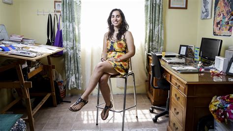 Dibujante Sol Díaz lanza el libro "Nacer bajo tierra" mientras su obra