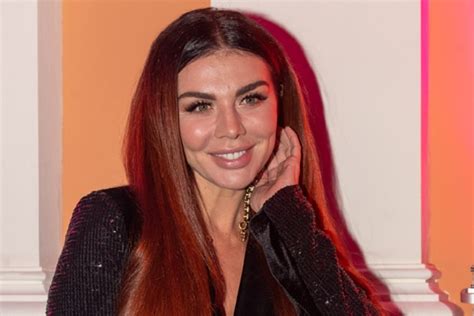Седокова в боди и ботфортах подразнила сочными бедрами: видео